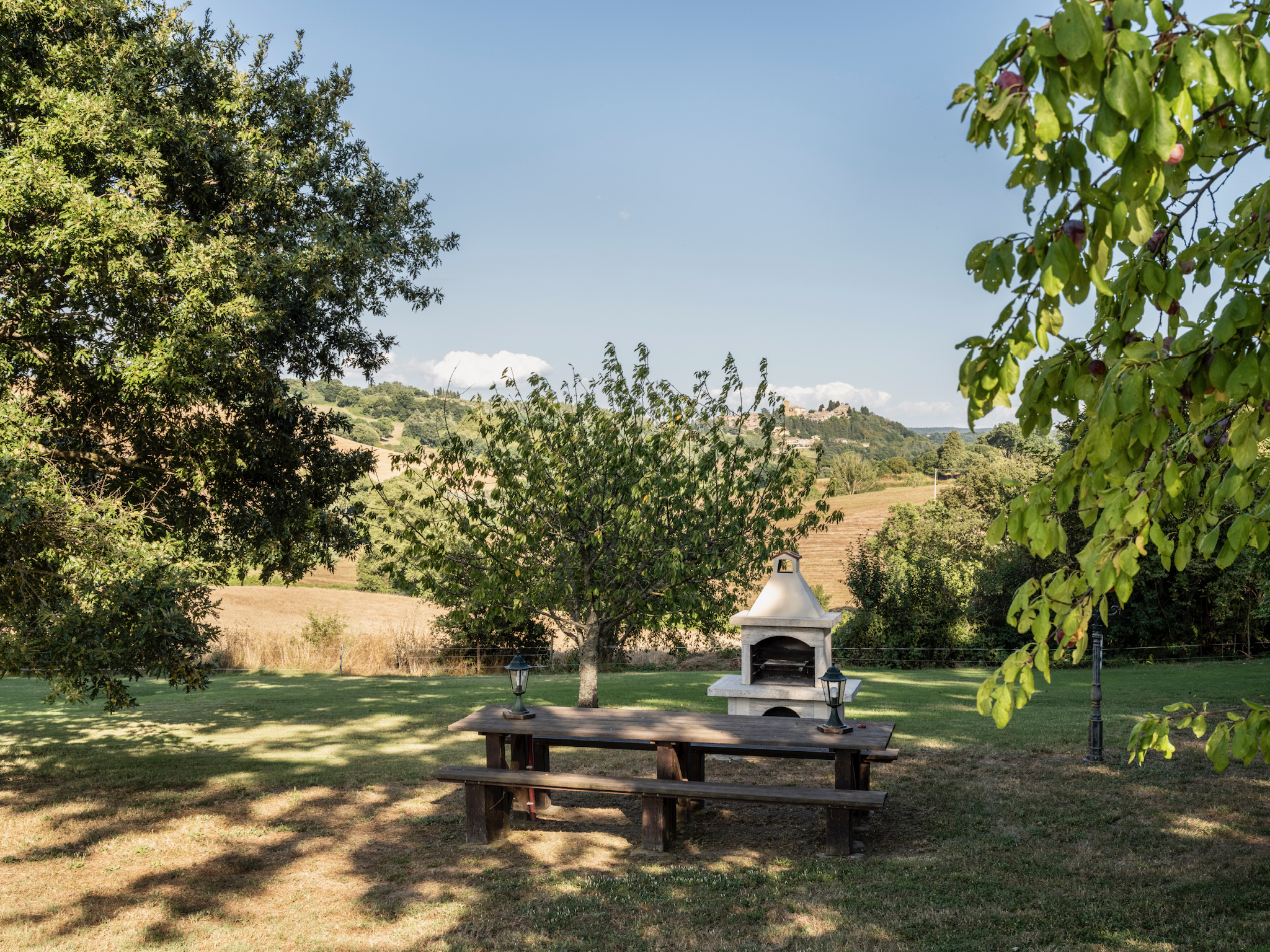 La-Collina-d'Or-barbeque-picknicktable