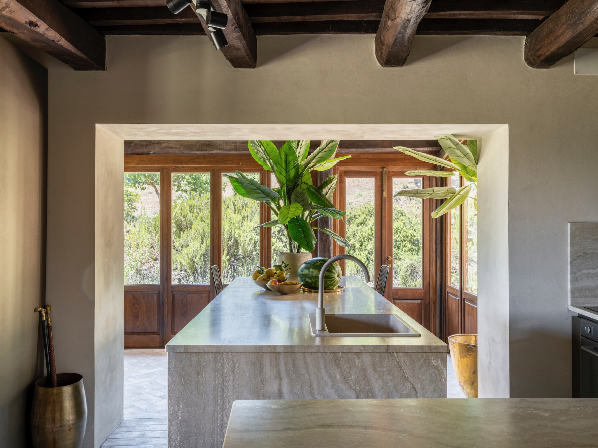 La-Collina-d'Or-mainhouse-marblekitchenisland