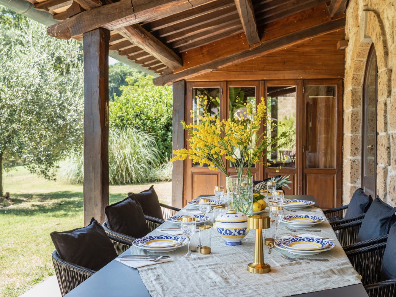 La-Collina-d'Or-mainhouse-patio-luxerydining
